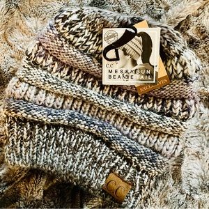 C.C | Messy Bun Beanie Tail in Grey, NWT